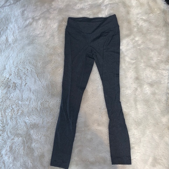 4 pairs of TNA leggings all size Xs - Picture 7 of 8